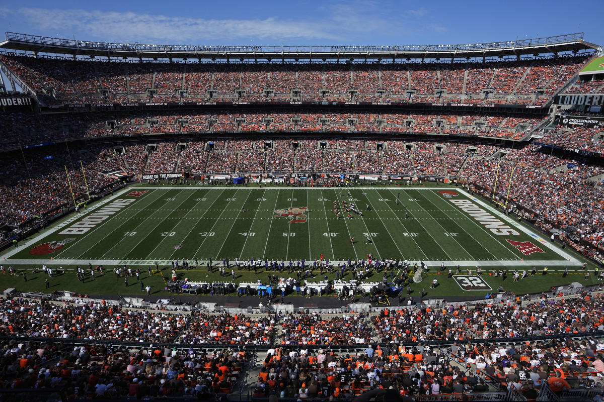 Browns' plans for move to new dome stadium hits snag as county backs city's renovation proposal