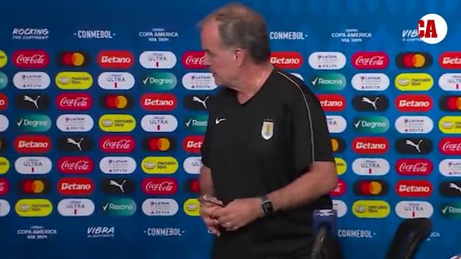 Marcelo Bielsa y su reacción cuando intentaron cortar la rueda de prensa: "¿Por qué la suspende?"