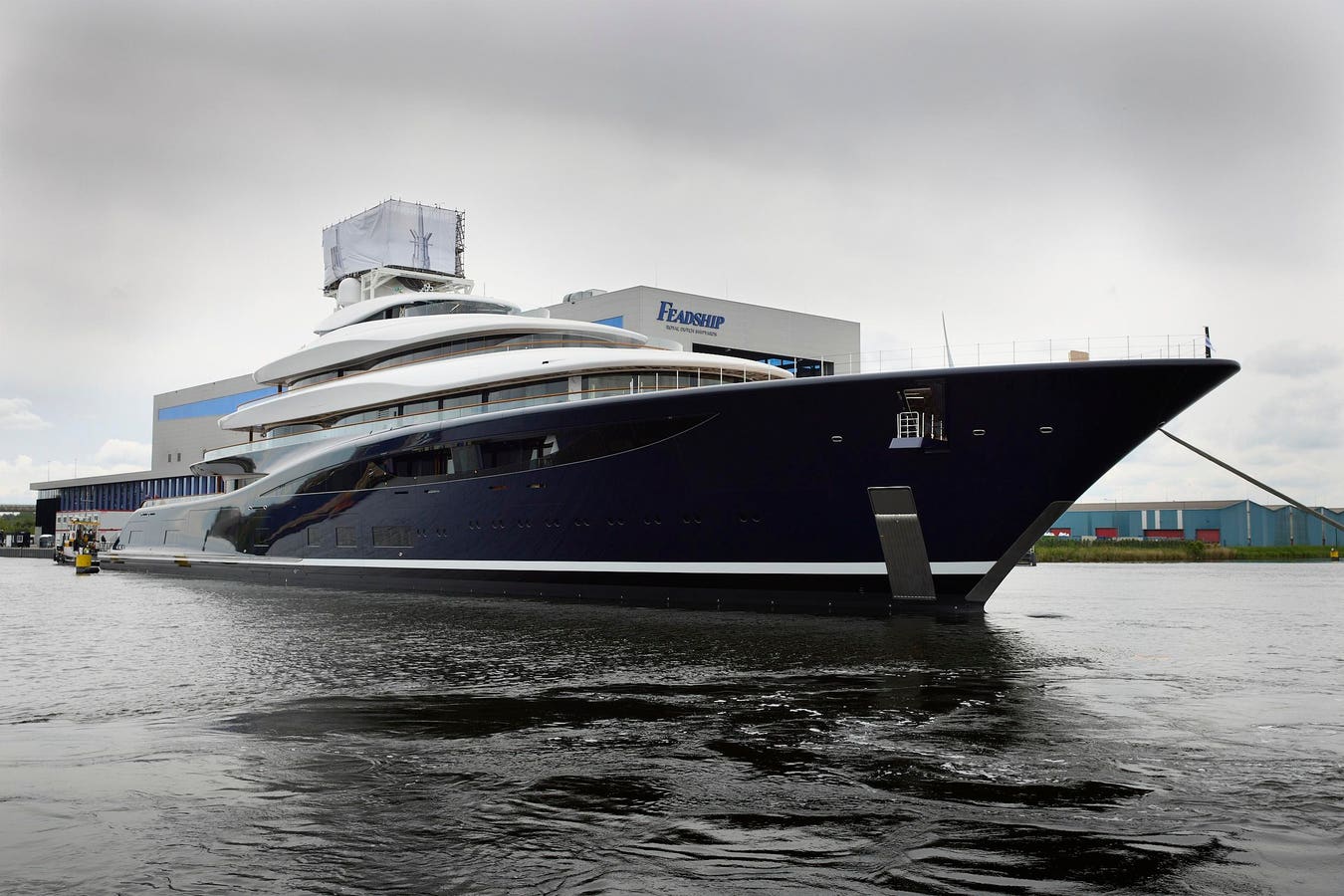 World’s First Hydrogen Fuel Cell Yacht Gives Feadship Net Zero Edge