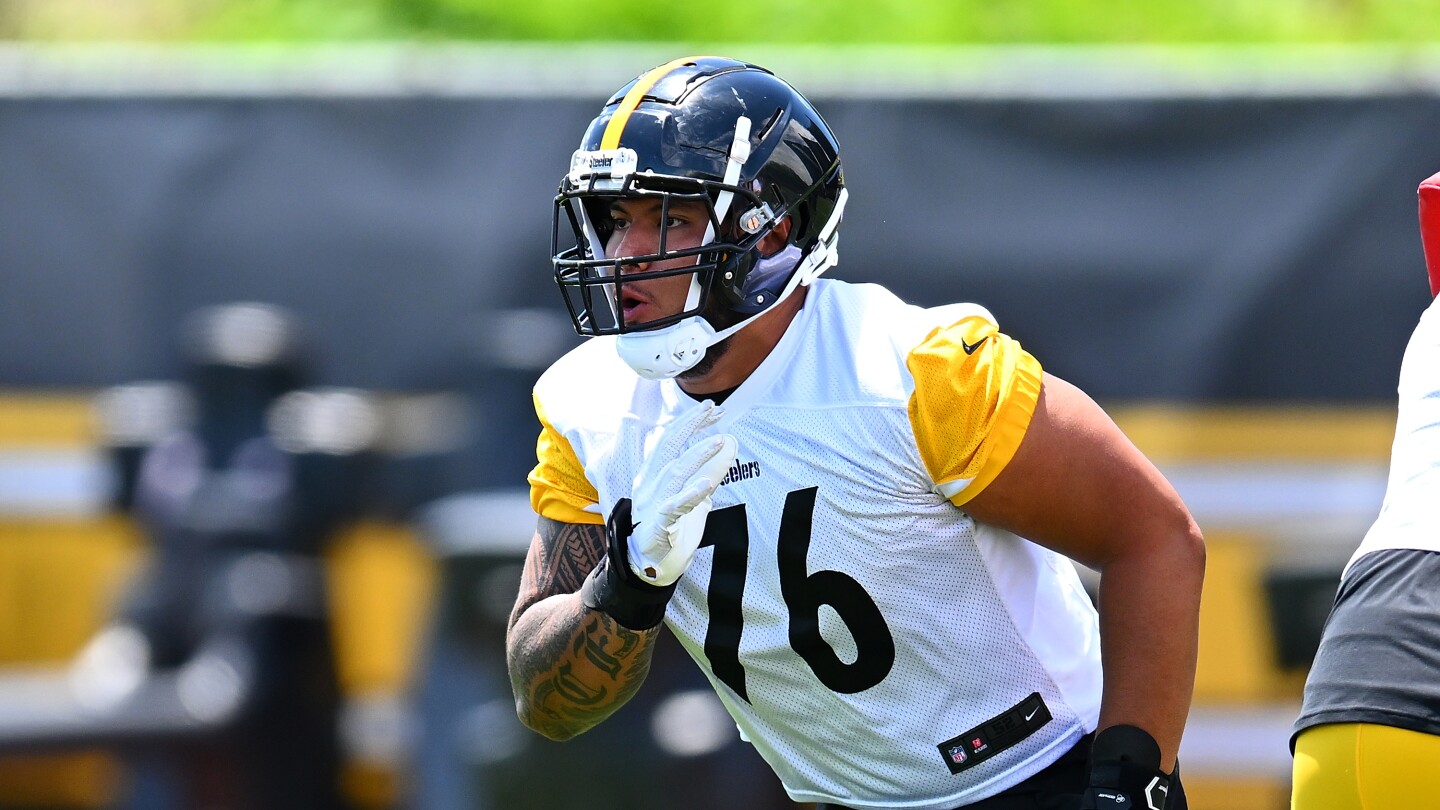 Steelers' first-round tackle Troy Fautanu suffers knee injury in preseason debut