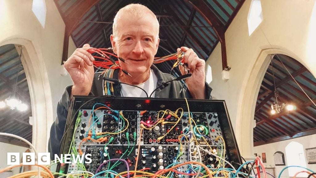 Snooker legend Davis to play synth gig in cathedral