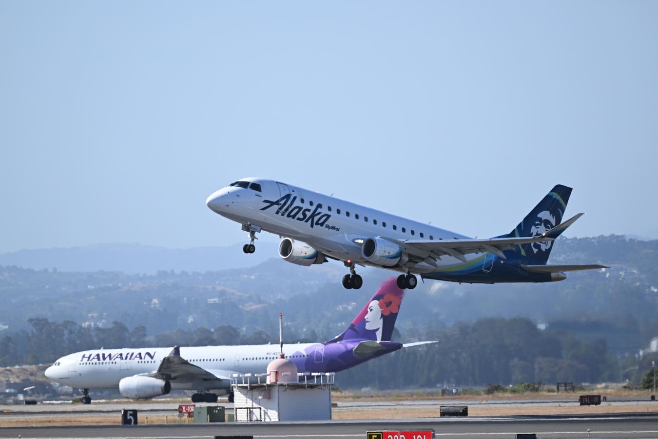 Alaska & Hawaiian Airlines Apply To USDOT For Mutual Route Transfer