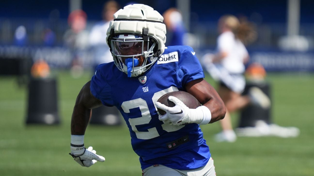 Giants rookie RB Tracy carted off field in air cast