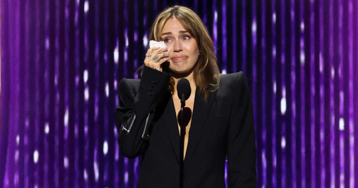 “Orgogliosa di essere stata Hannah Montana. Non mi hanno creata in laboratorio, altrimenti deve esserci stato un bug nel sistema”: Miley Cirus in lacrime sul palco della Disney