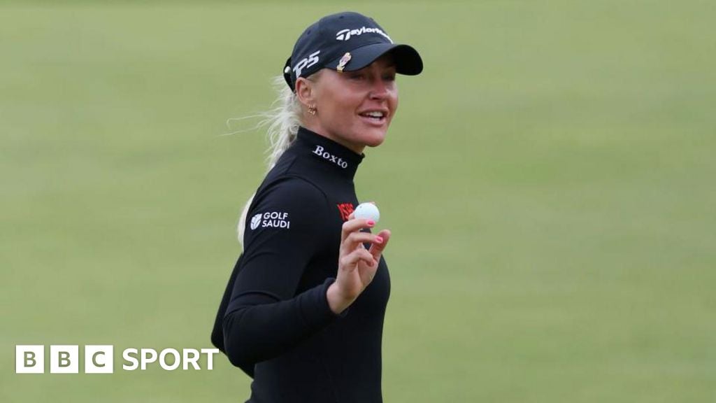 England's Hull leads Women's Open after round one