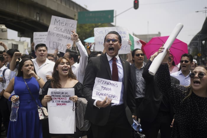 As Mexican protesters block Congress over judicial overhaul, lawmakers head to vote in nearby gym