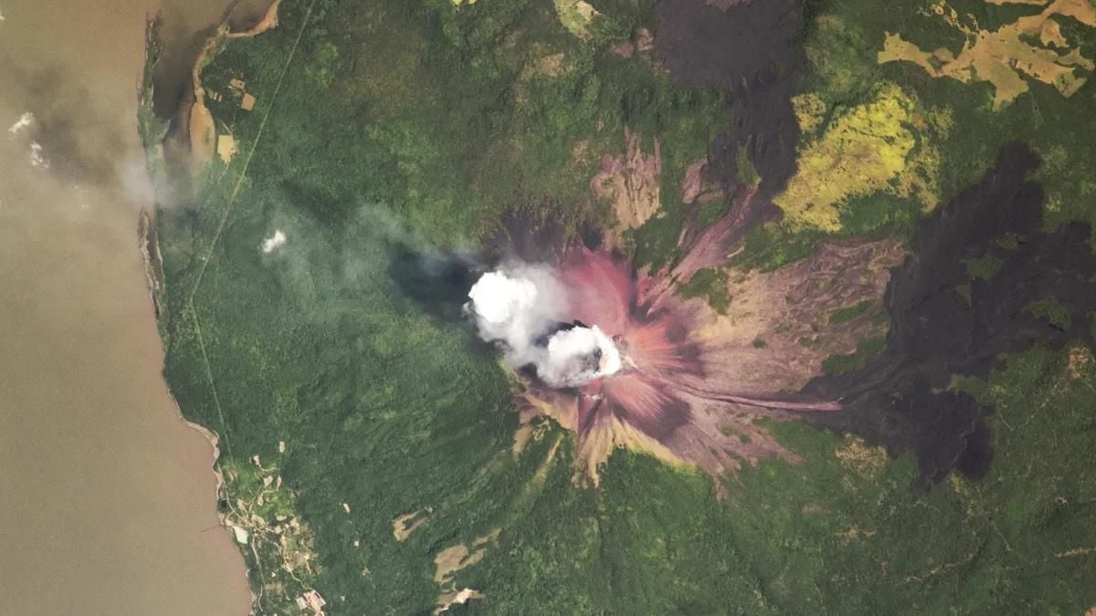 Des nuages de gaz toxiques du volcan Momotombo au Nicaragua capturés depuis l’espace