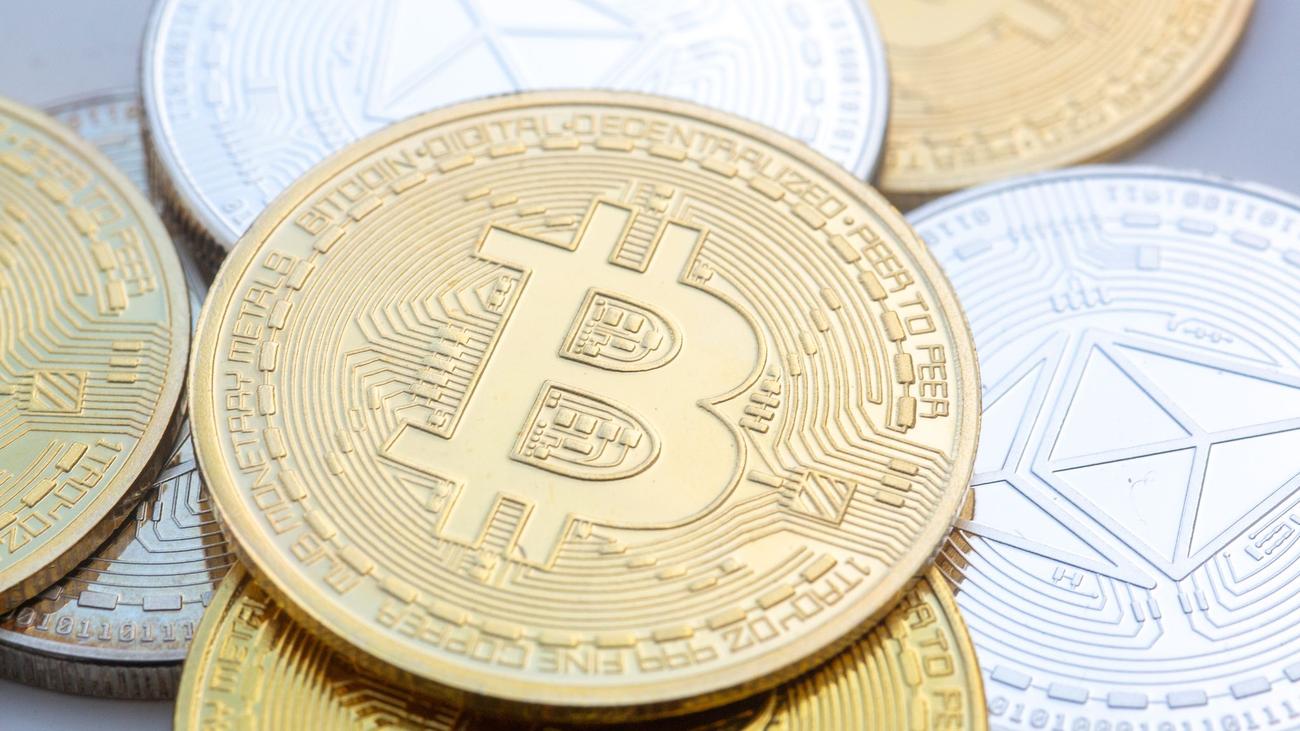 Kryptowährungen: Bitcoin beschleunigt Talfahrt - Kurs unter 52.000 Dollar