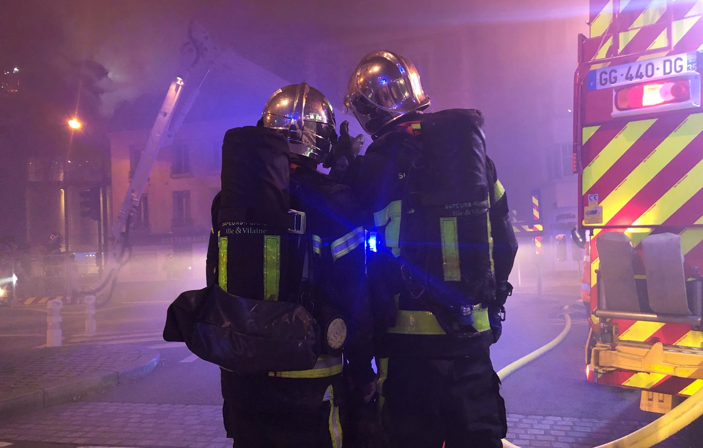 Bretagne : Une voiture en flammes détruit complètement une discothèque