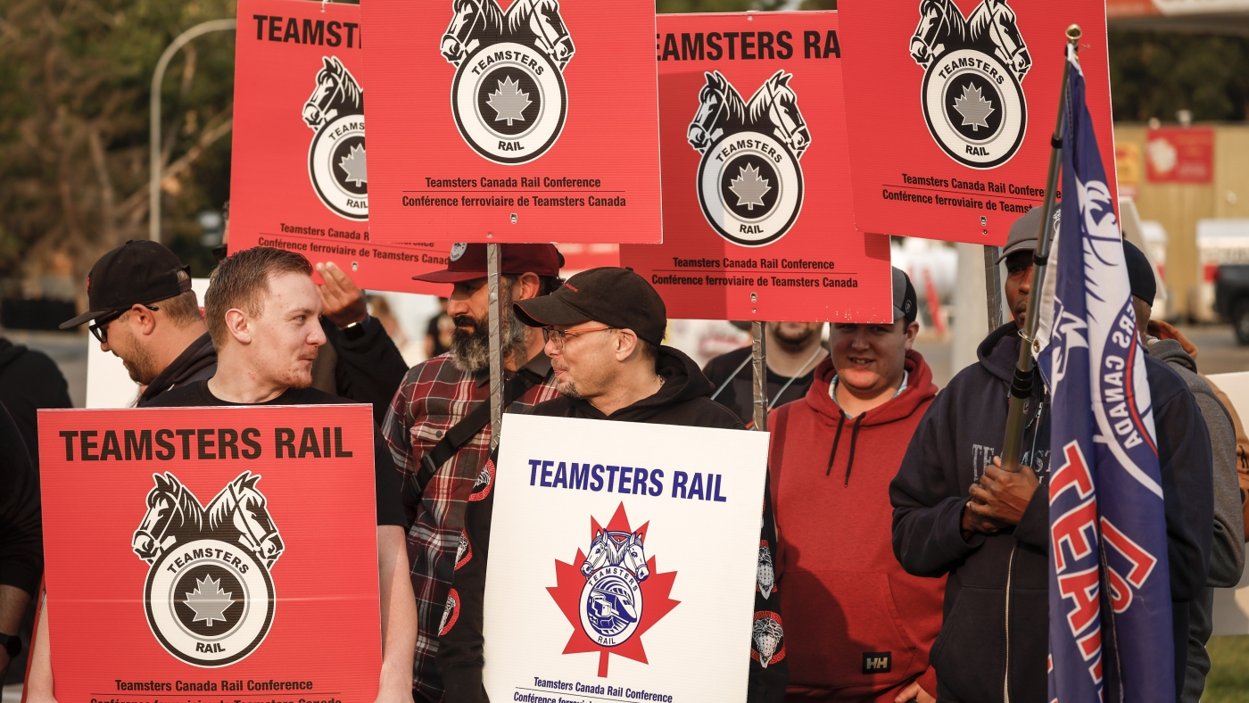 Arbitration hearing between Canadian railroads and union ends with no decision