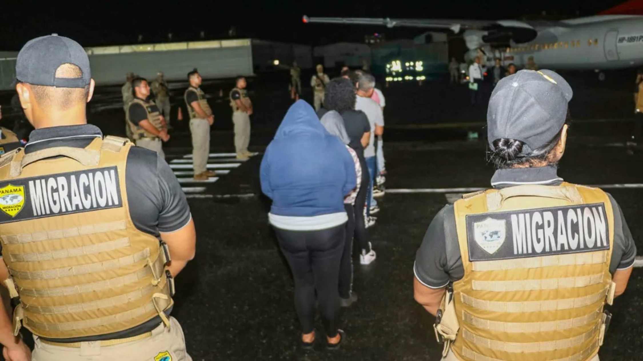 “Nos trataron como ladrones”: 30 migrantes que cruzaron el Darién fueron deportados de Panamá a Ecuador este jueves