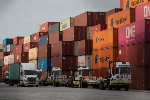 US port workers meet on wages, issue fresh strike threat