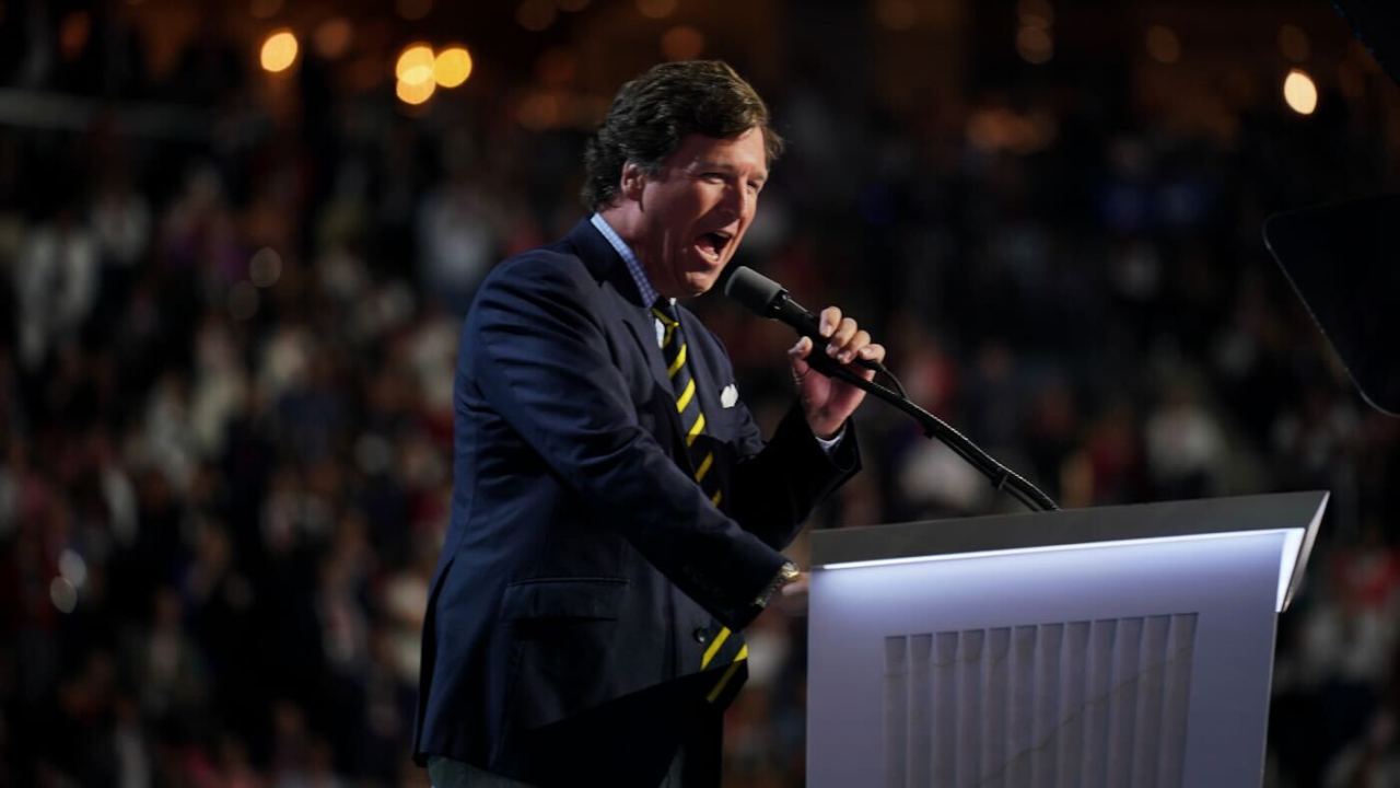 Tucker Carlson kicks off speaking tour in Arizona