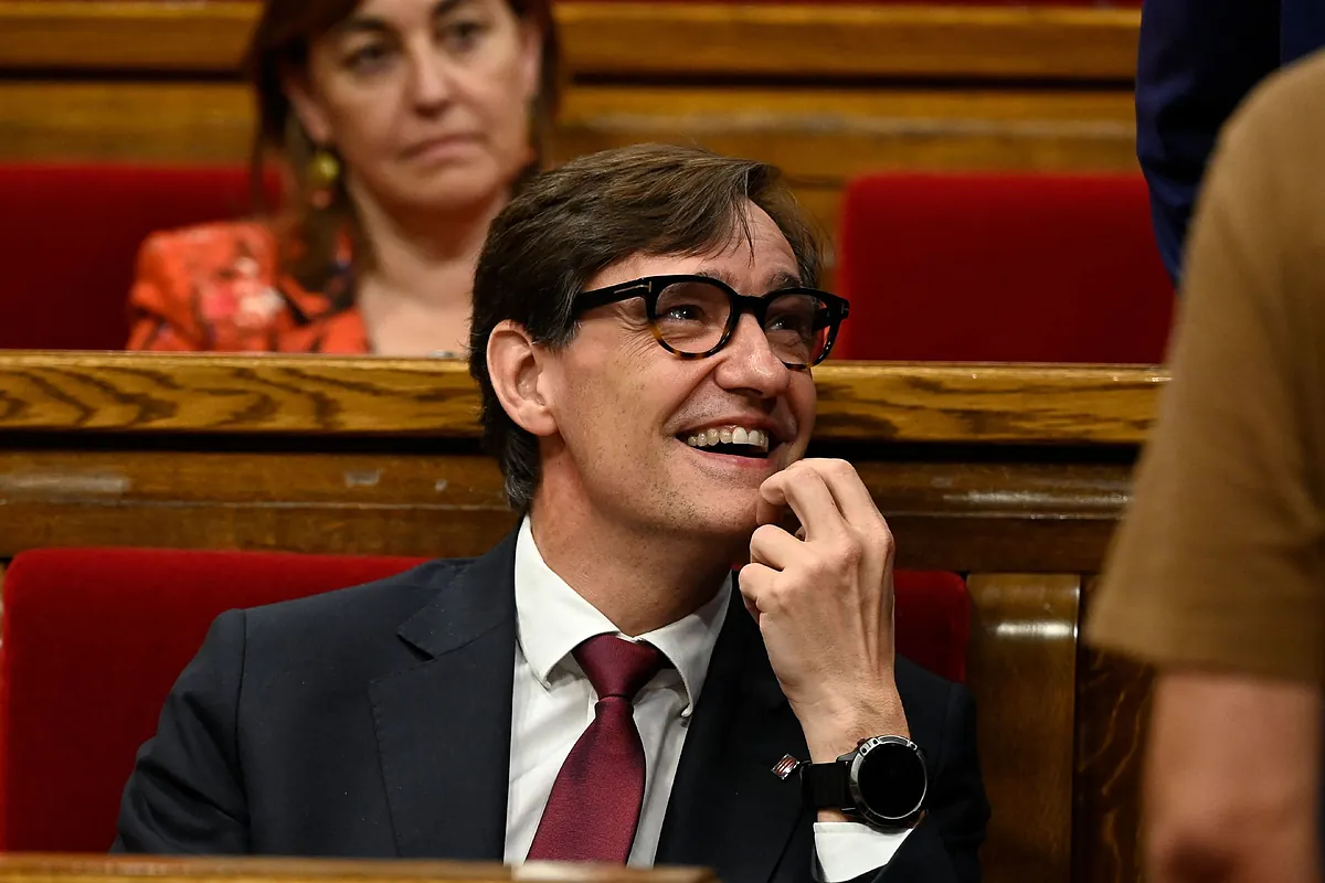 Salvador Illa sortea el show de Puigdemont y es investido presidente de la Generalitat gracias a ERC mientras pide: "Nadie debe ser detenido"