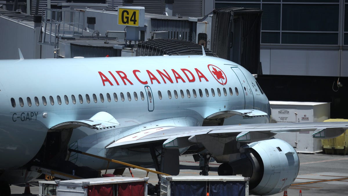 Air Canada offers pilots 30% raise to avoid a strike