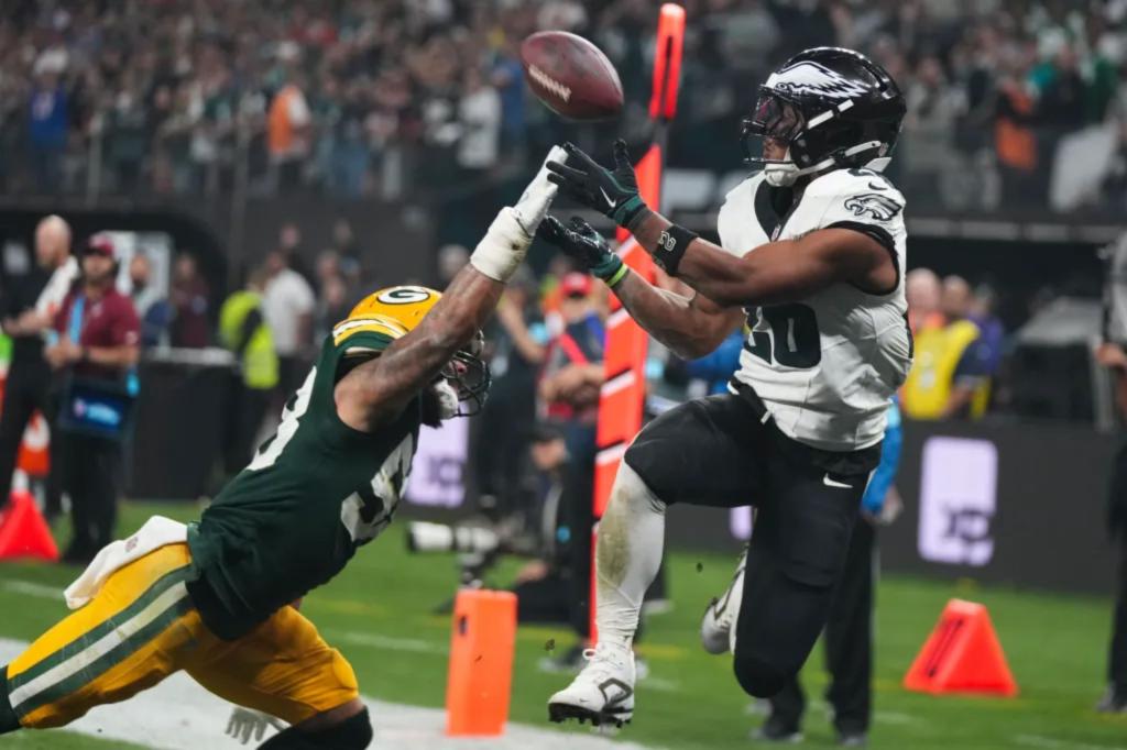 Saquon Barkley scores first three Eagles touchdowns in unreal start with new team