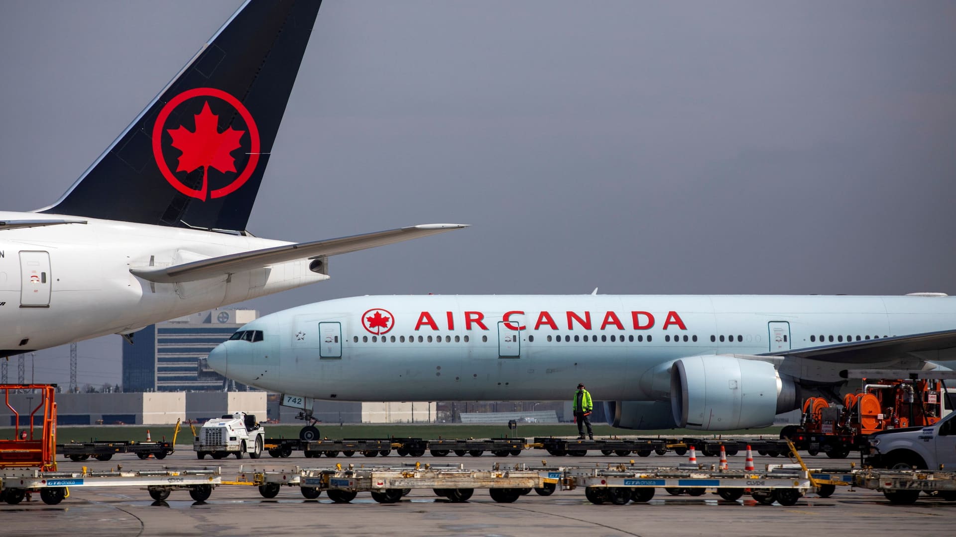 Air Canada prepares to shut down as talks with pilots union near deadlock