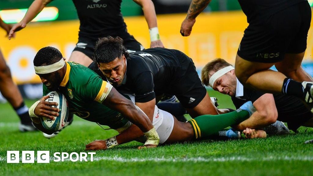 South Africa edge out All Blacks to close in on title