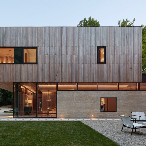 Wheeler Kearns wraps Michigan lake house with two tones of wood