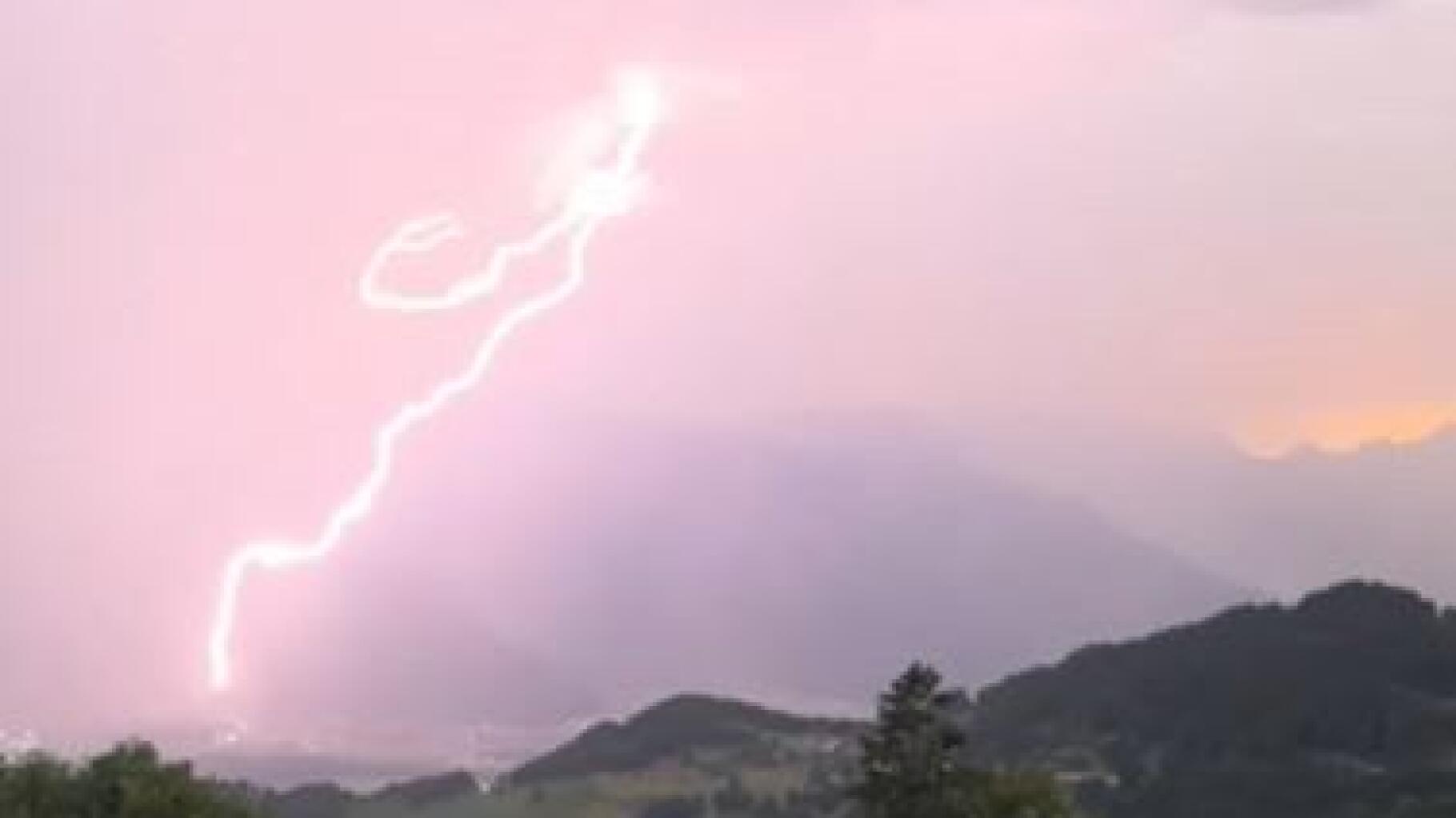 Météo : les images des orages explosifs dans l’est de la France, un mort en Isère