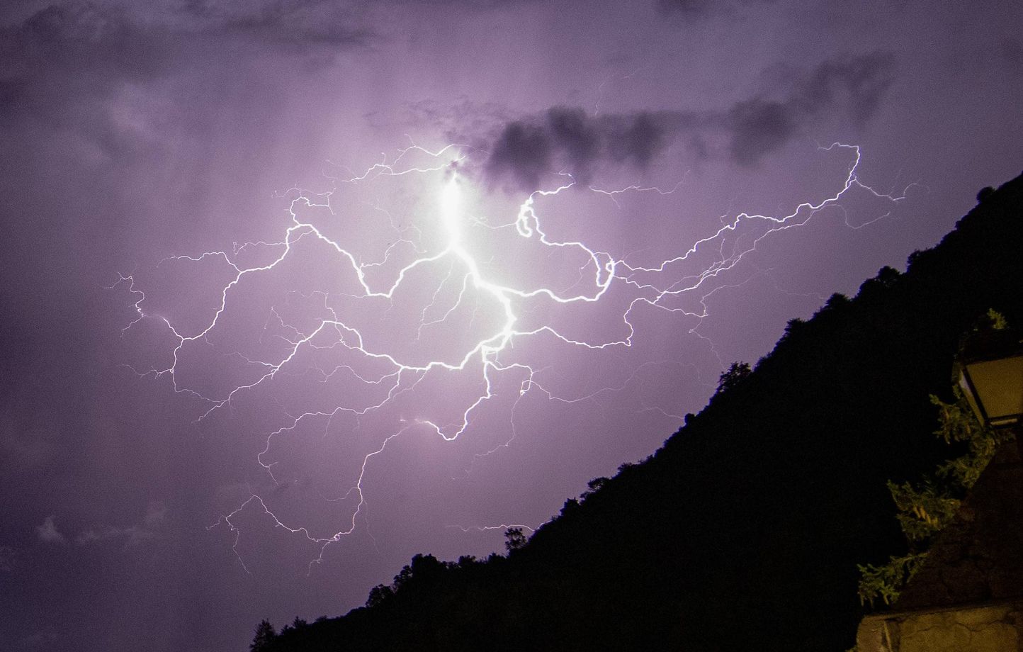 Météo : Camping inondé, foyers privés d’électricité, trafic des trains perturbé… Le point sur les violents orages