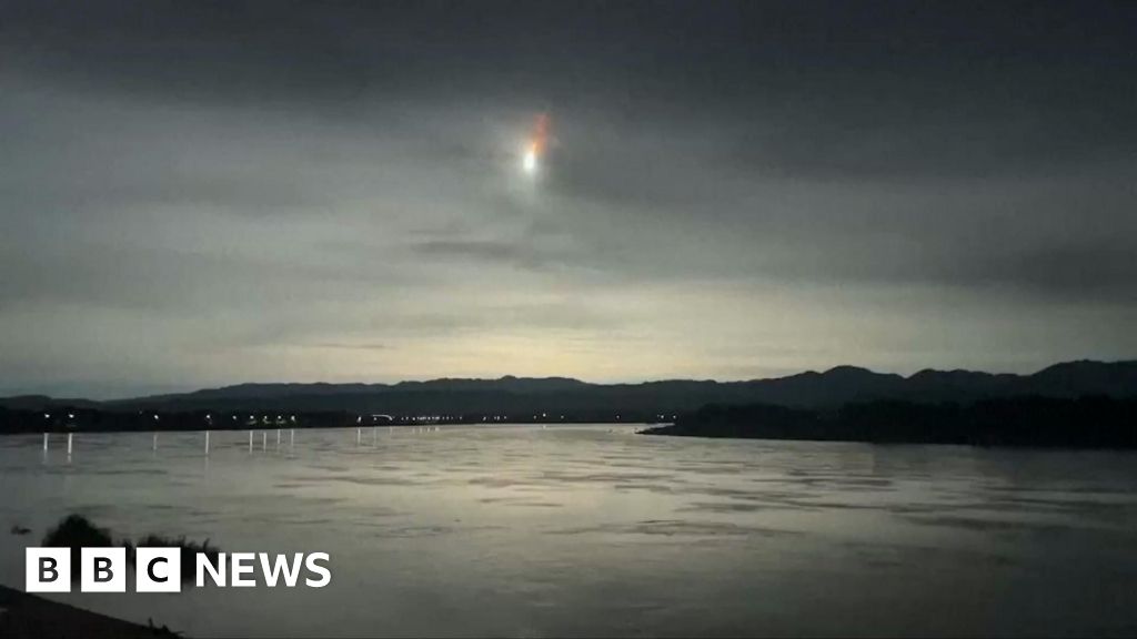 Moment asteroid lights up night sky in Philippines