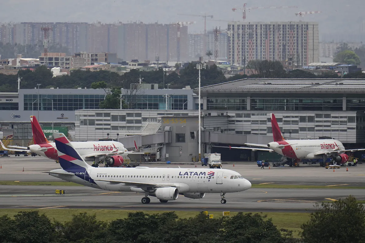 Las aerolíneas en Colombia normalizan sus operaciones tras la crisis por la falta de combustible