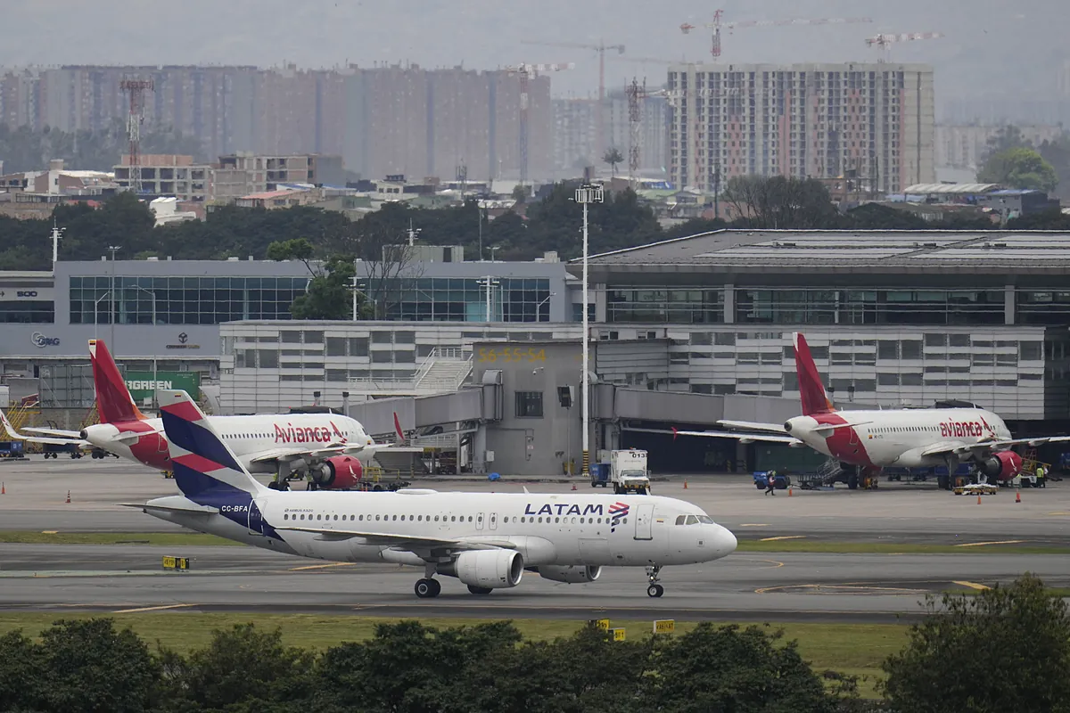 Decenas de vuelos cancelados en Colombia por "inventarios críticos" de combustible