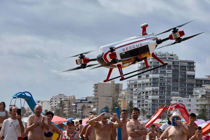 Un hombre estuvo en peligro de ahogarse en las playas de Valencia. En el rescate hubo salvador sopresa: un dron