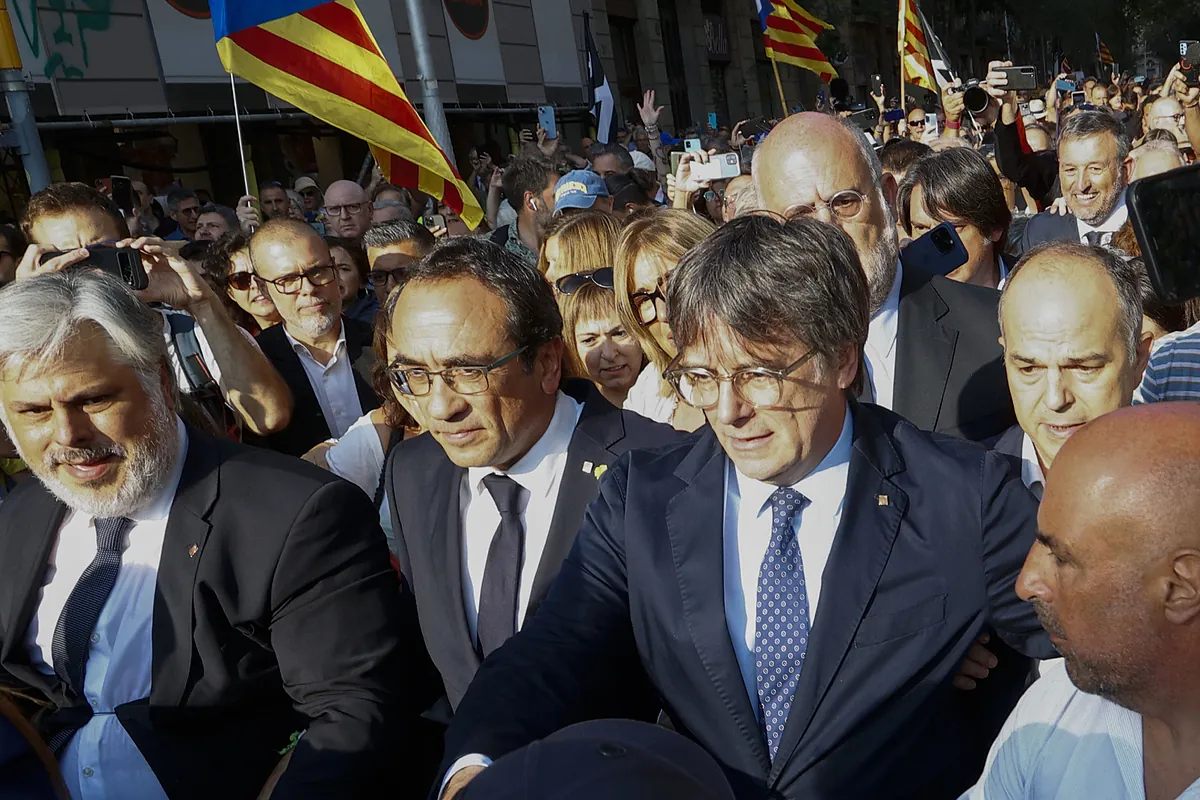 Junts desafía a la Justicia y sus diputados se "autoinculpan" ante el Supremo y el TSJC por la fuga de Puigdemont