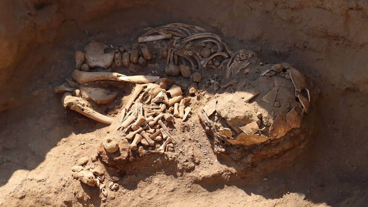 Rare pre-Inca burials of 4 people found at 'water cult' temple in Peru