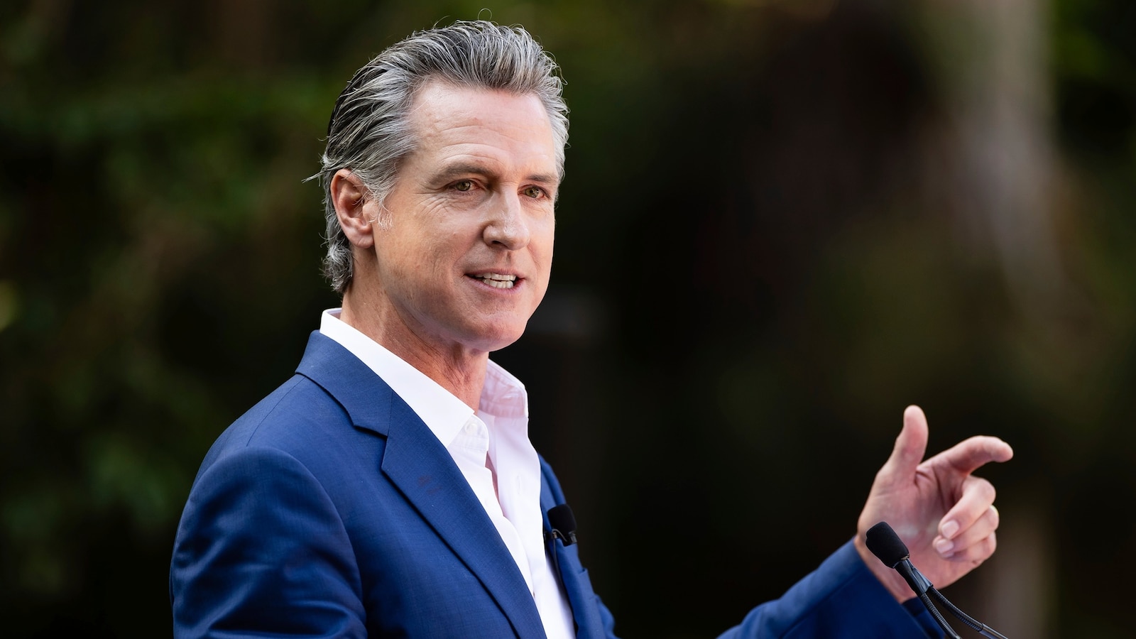 Newsom urges California schools to restrict cellphone usage in classrooms