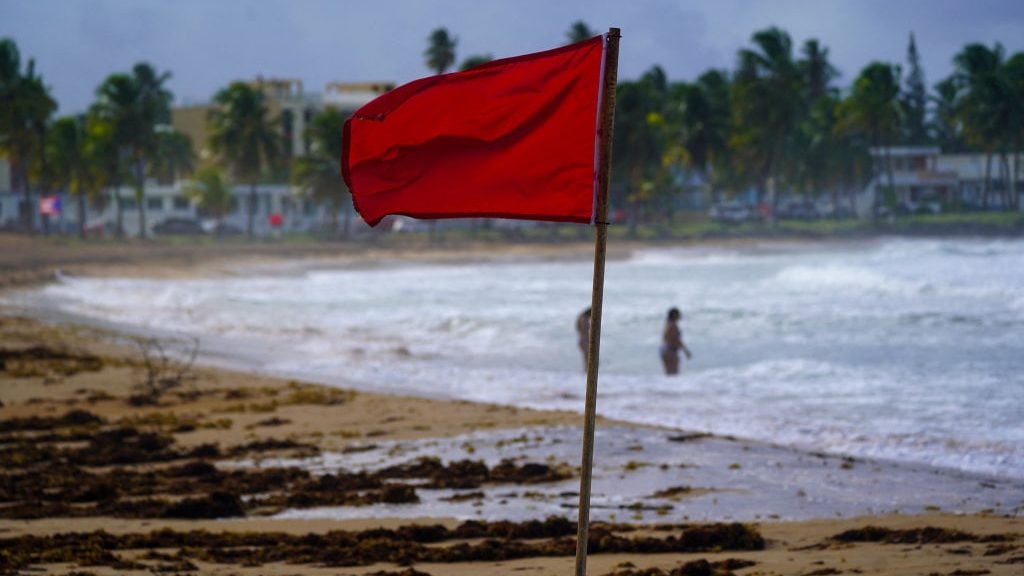 Ernesto se convierte en huracán al norte de Puerto Rico