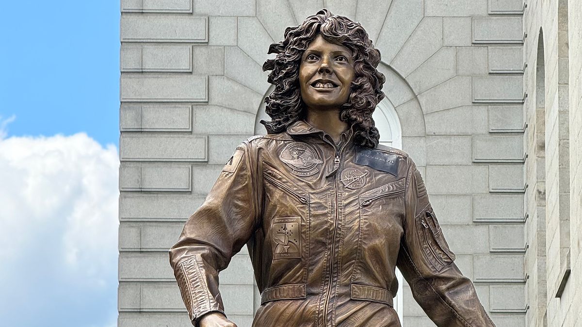 Statue of fallen 'Teacher-in-Space' Christa McAuliffe unveiled at NH state house