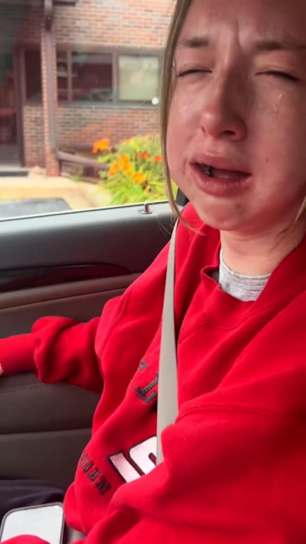 WATCH: Sisters have hilariously different reactions to anesthesia after wisdom teeth removal