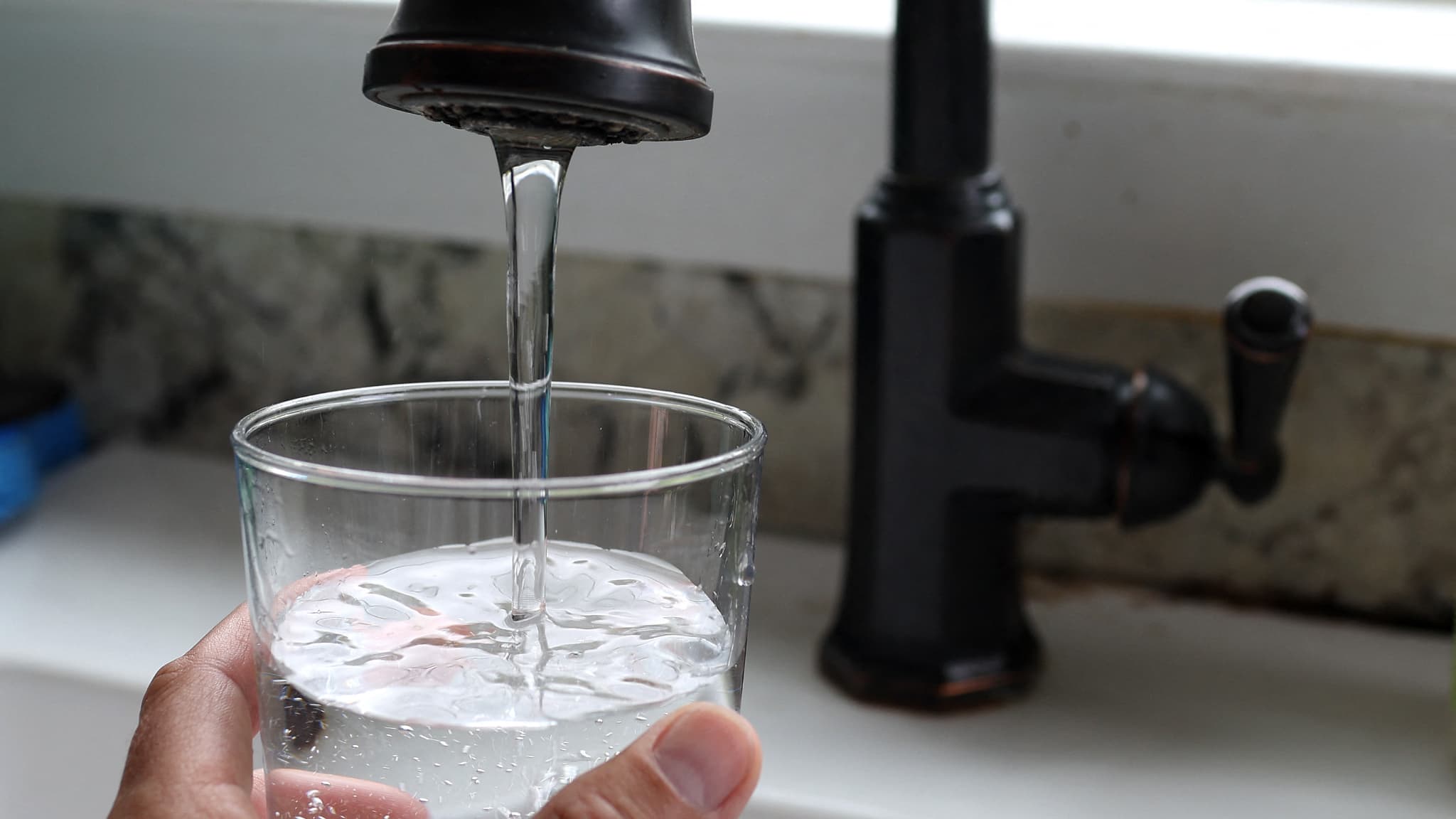 Guadeloupe: une partie de l'île encore privée d'eau potable après le passage de la tempête Ernesto