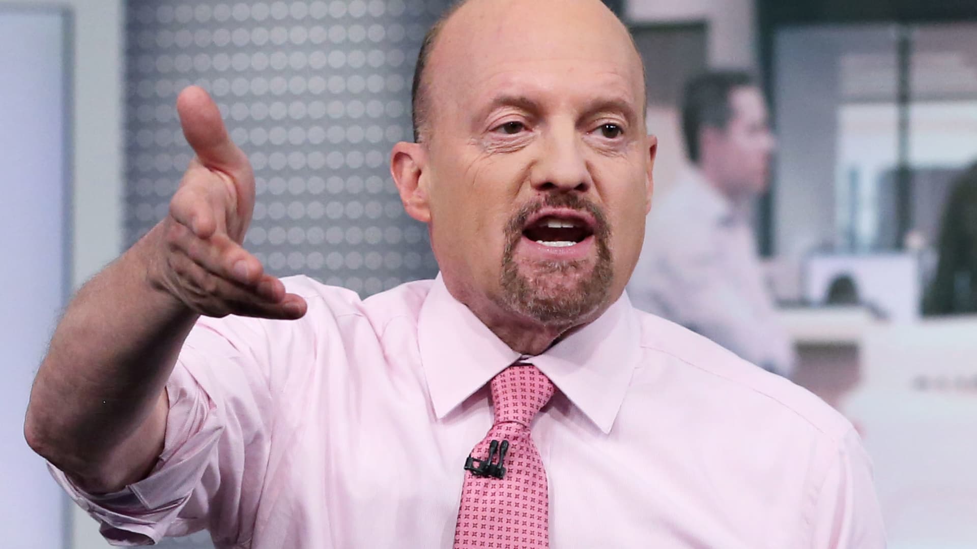 Cramer breaks down trends affecting tech and bank stocks right now