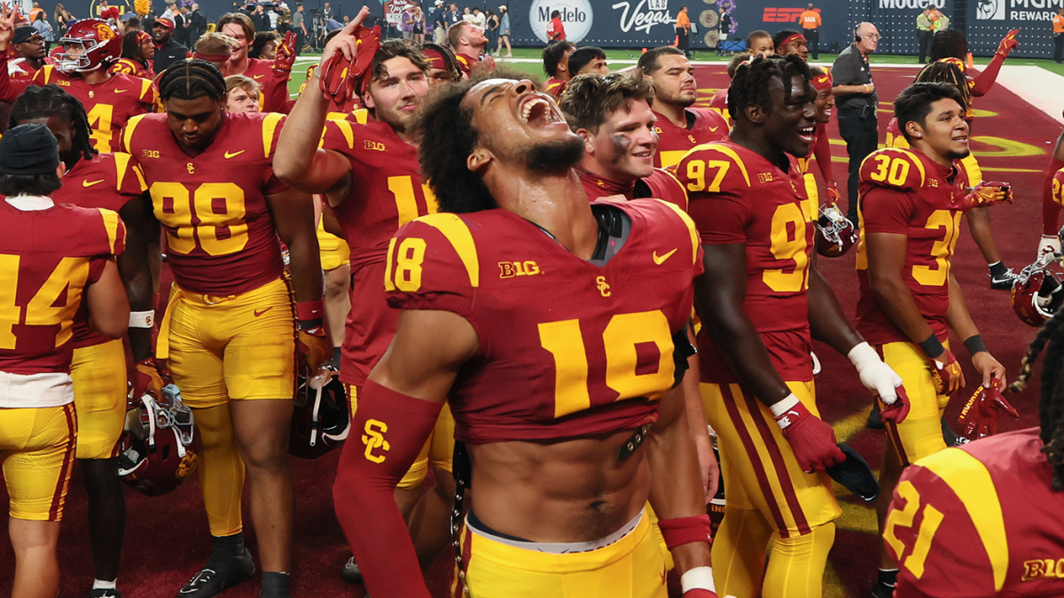 AP Top 25 poll: USC, Miami make big leaps as Notre Dame joins top five in college football rankings