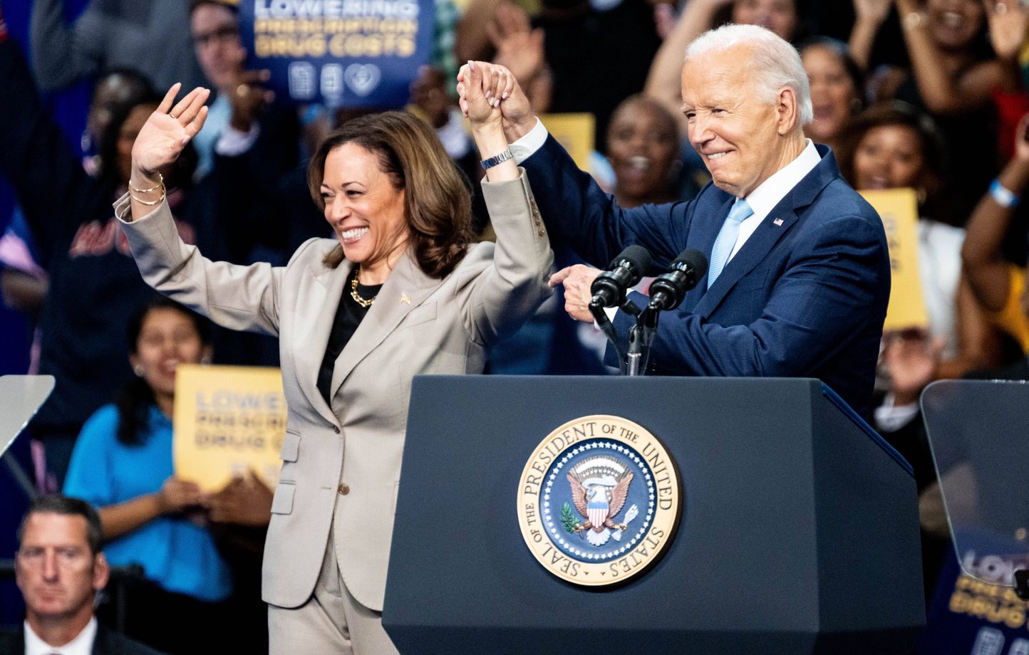 Présidentielle américaine 2024 : Hommage et câlins entre Joe Biden et Kamala Harris, en meeting dans le Maryland