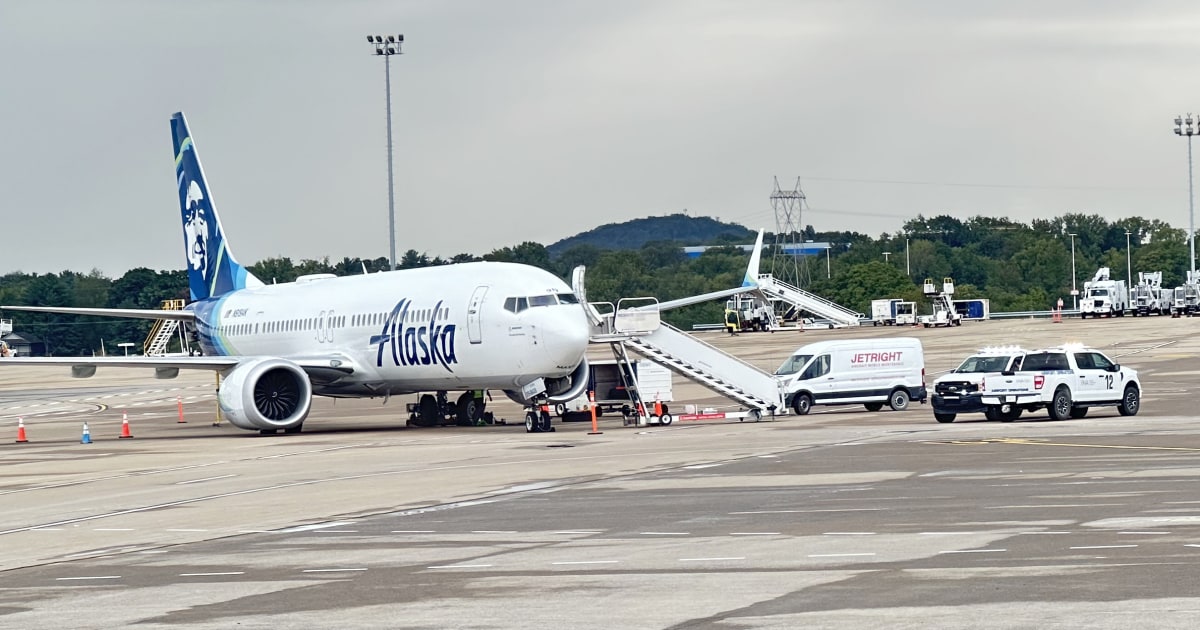 Alaska Airlines flight aborts takeoff after Southwest plane is cleared to cross same runway