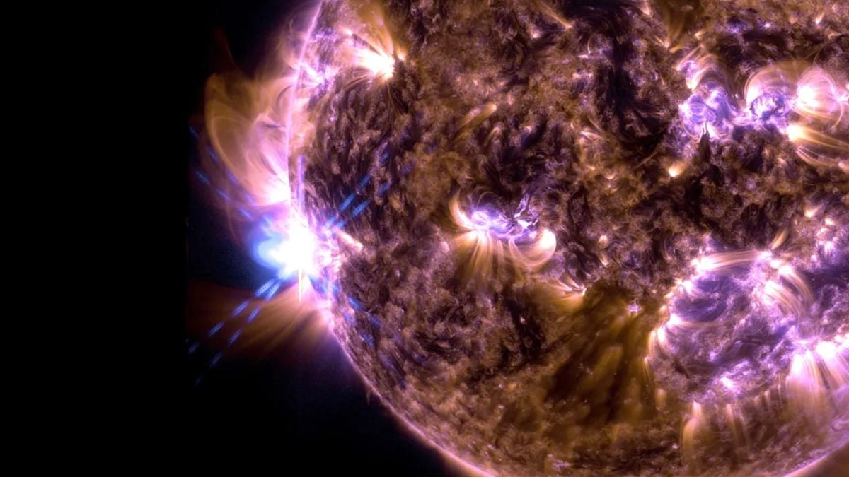 Sun fires off X-class solar flare, increasing aurora viewing chances into weekend