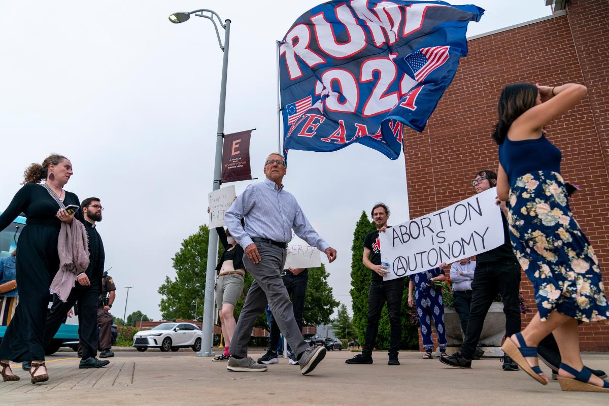 'It's about control': Abortion rights rallies take aim at Evansville Right to Life dinner