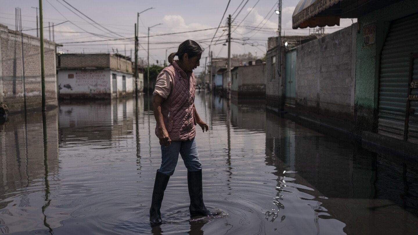 Residents of Mexico City suburb are anxious after living over a month in black sewage water