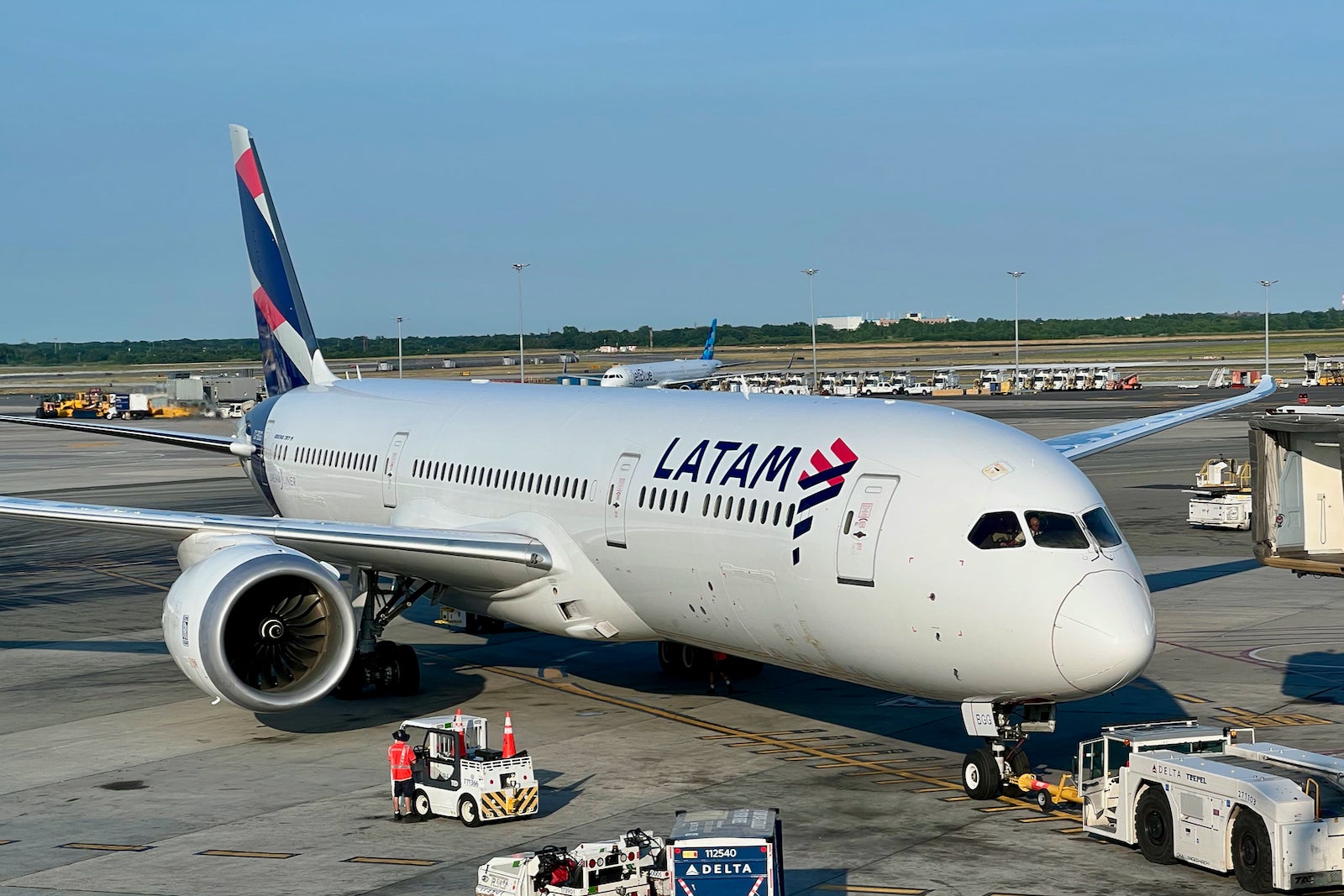 LATAM plans new business class with doors for 787 Dreamliner fleet