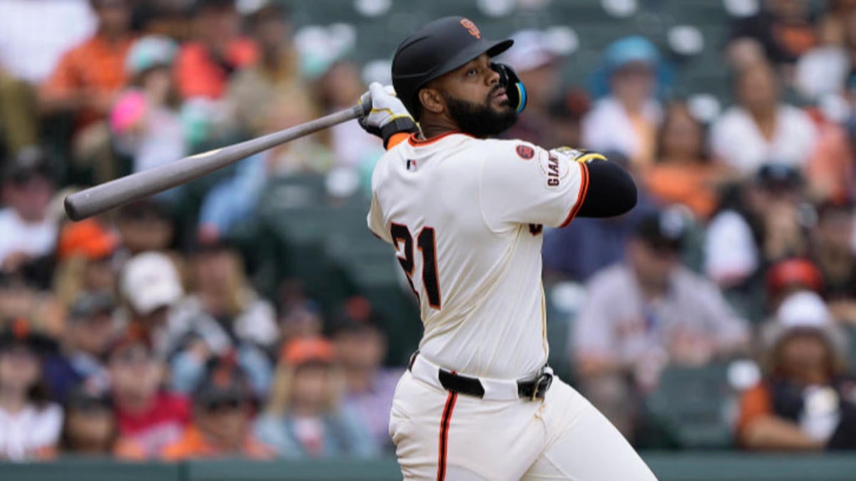 Giants' Heliot Ramos hits historic home run into McCovey Cove, but team can't get ball back from kayaking fan