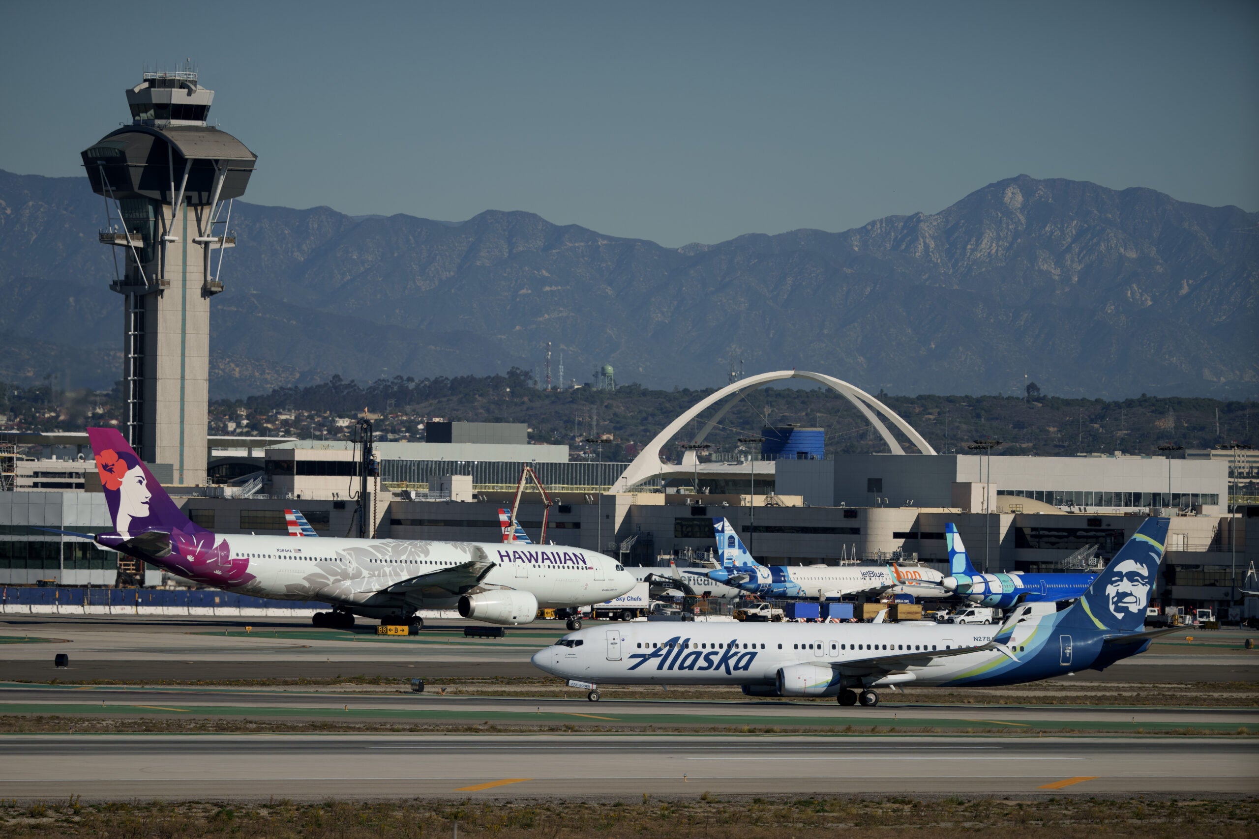 Merger of Alaska Airlines, Hawaiian Airlines moves forward, clears antitrust concerns