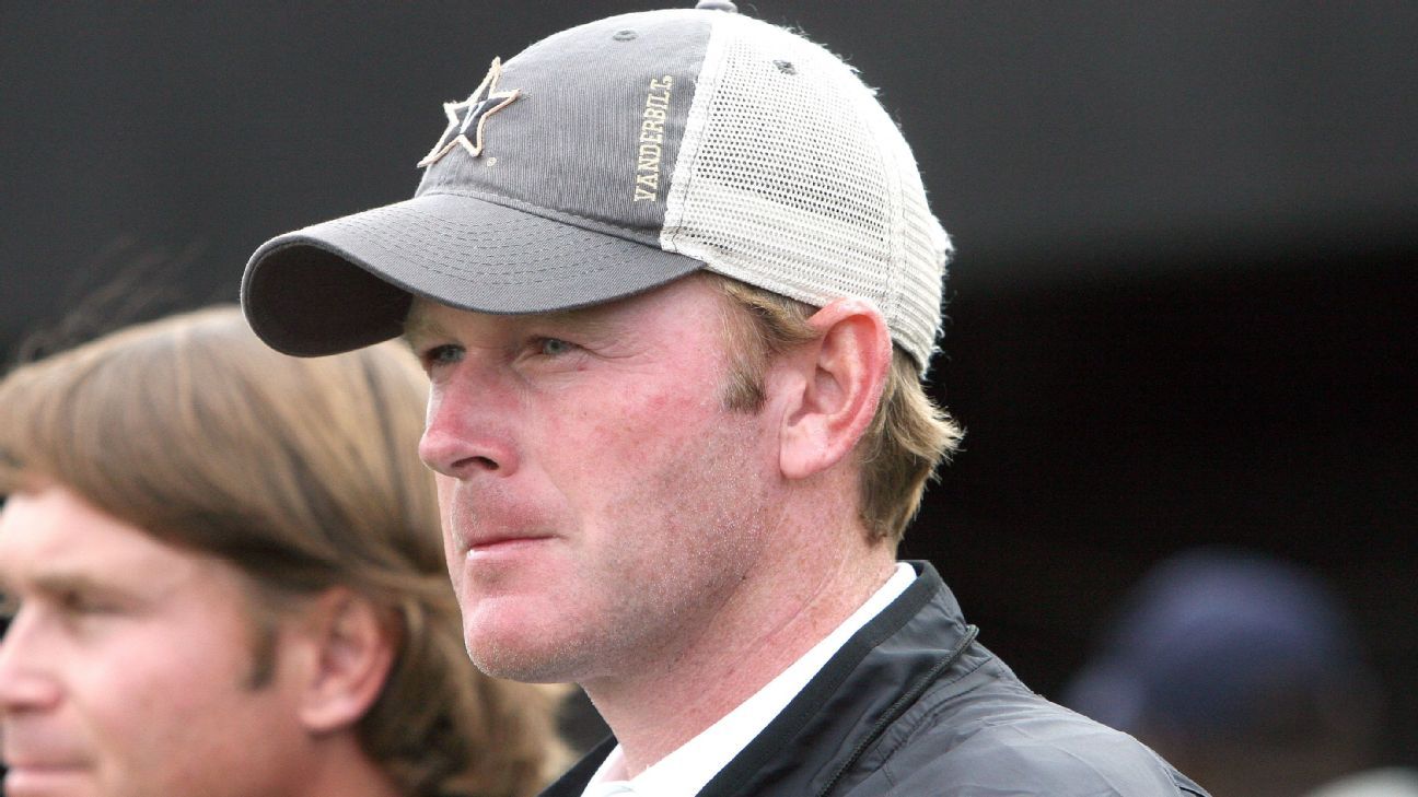 Snedeker replaces Bradley as Prez Cup assistant