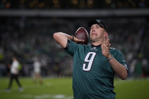 Patriots beater Nick Foles gets his fete, celebrated by Eagles’ faithful before their home opener