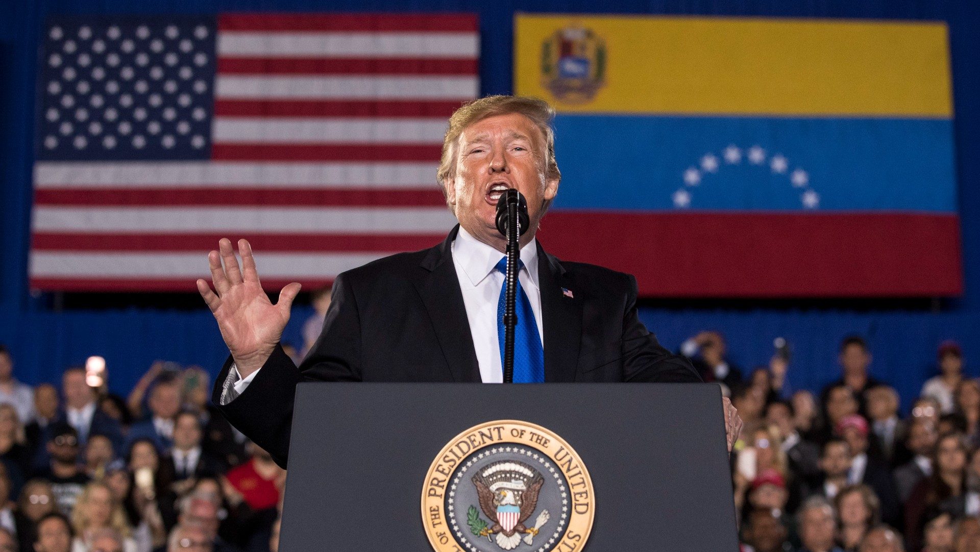 Trump recibe a un venezolano en el escenario para hablar de los "peligros del socialismo"