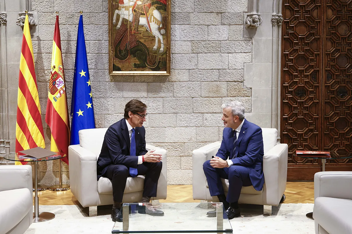 Illa recupera la bandera española al lado de la 'senyera' en su reunión con Collboni